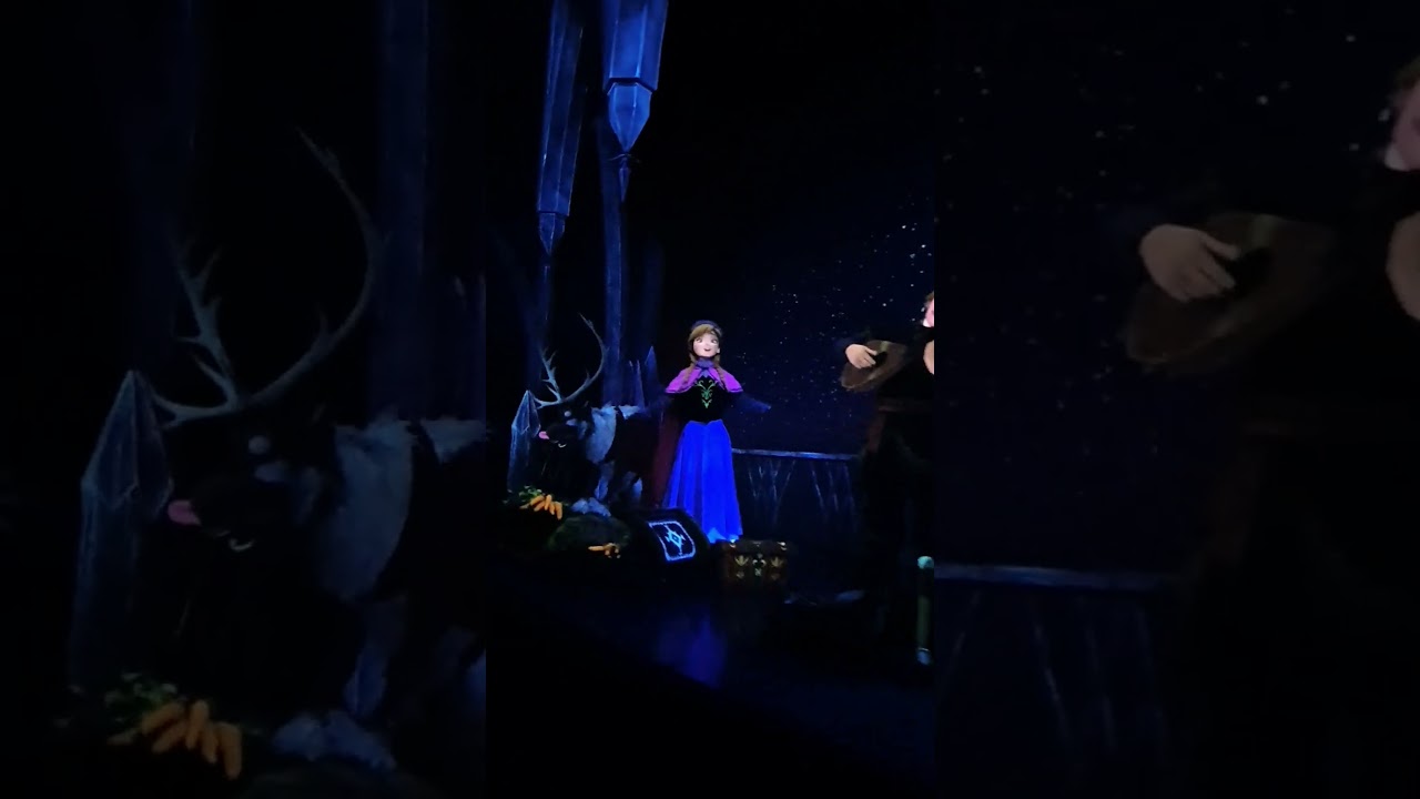 Elsa , anna & olaf! #shortsfeed #frozen #disney #epcot #letìtgo #love #snowman #viral #norway